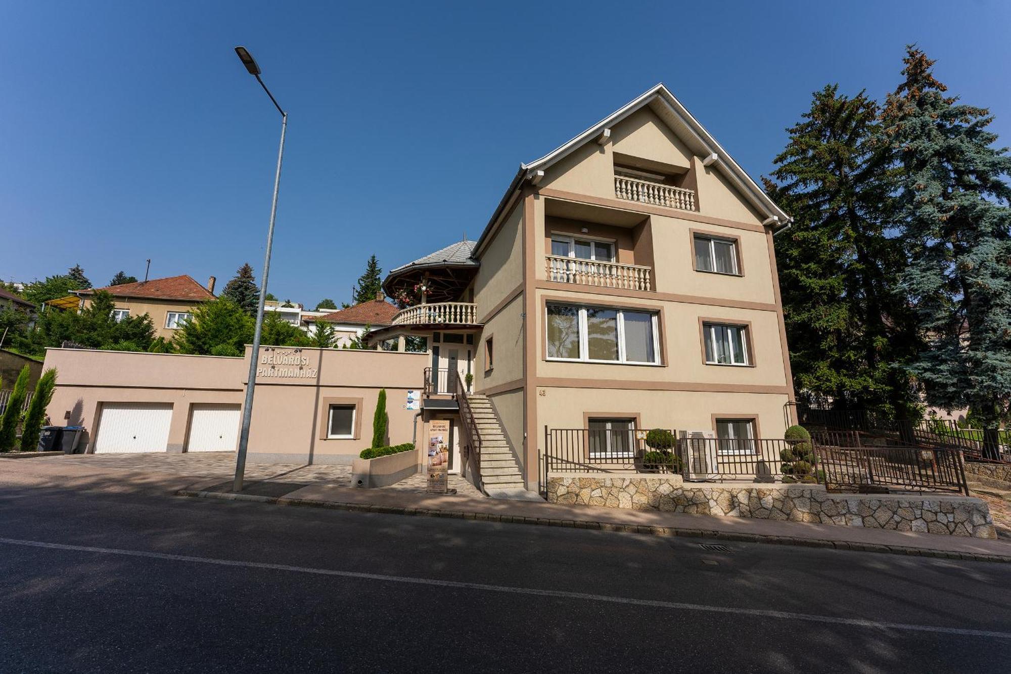 Apartment Belvarosi Nemes Apartmanhaz Szekszard